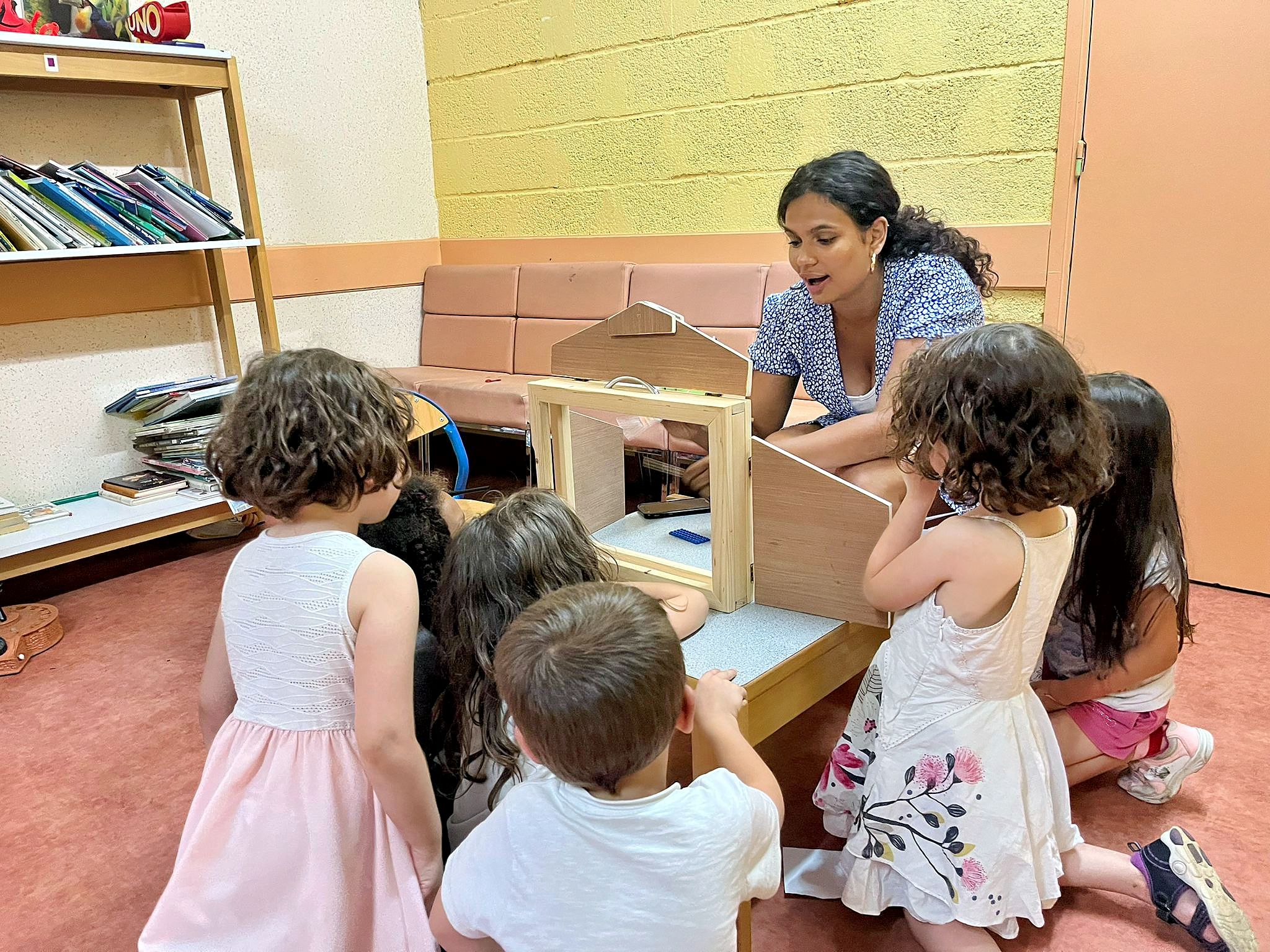 Animatrice qui raconte une histoire à des enfants.